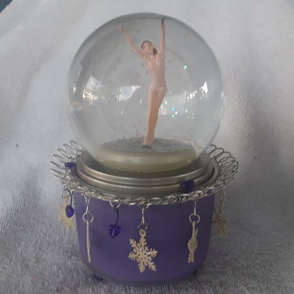 Vintage Hallmark Snow Globe Featuring Olympic Medalist "Tara Lipinski" In Box - Picture 1 of 8